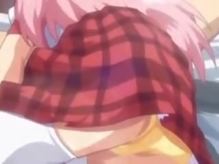 Drobounký anime školačka foukání velký kohout v detail